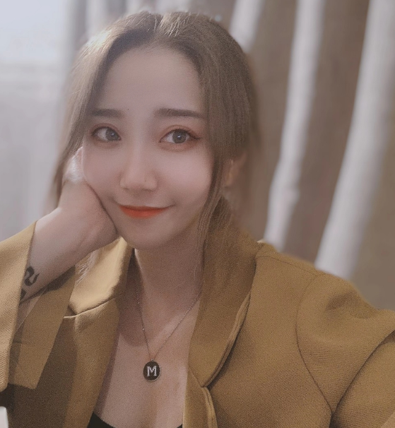 纯情少女，刚入行